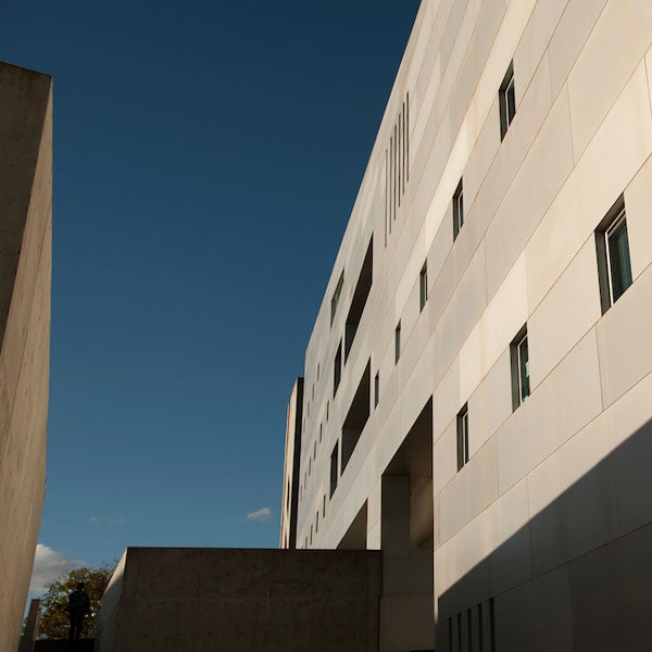 A view of the outside of the Social Sciences building at ֱ