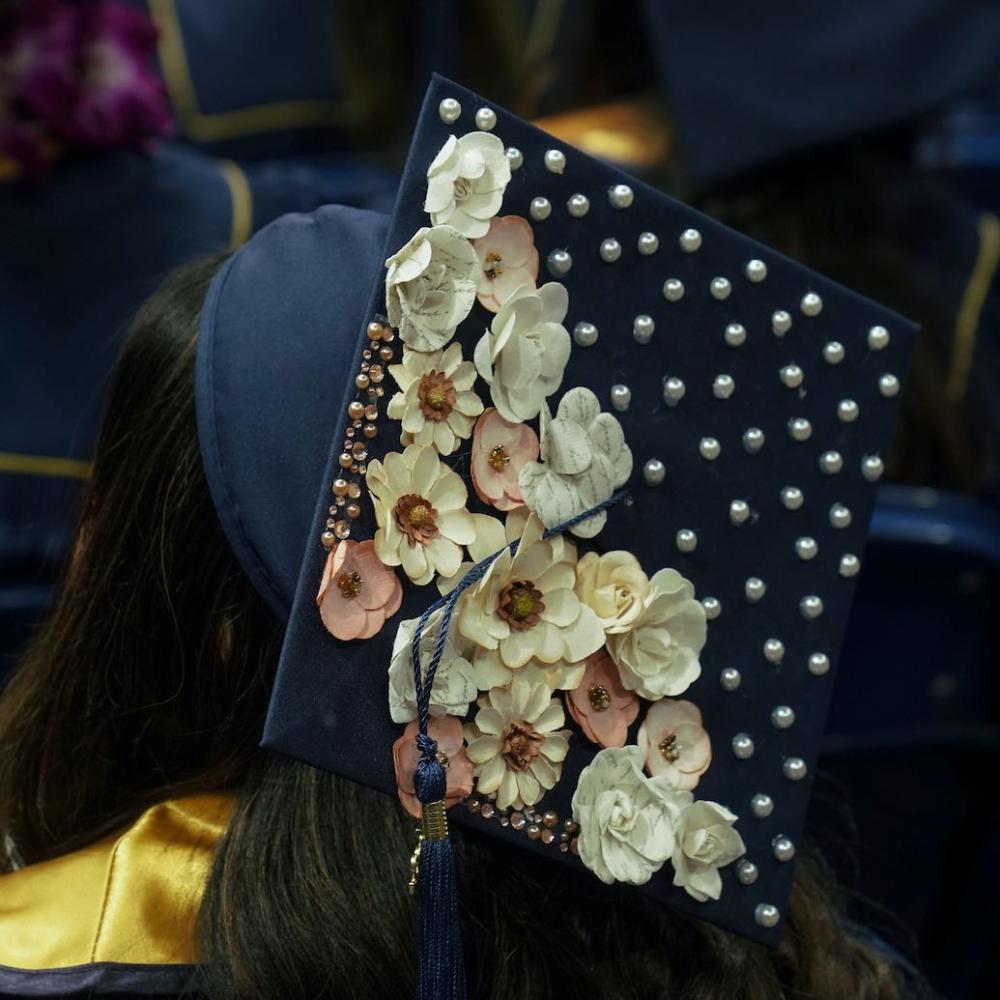 A decorated graduation cap at ֱ commencement