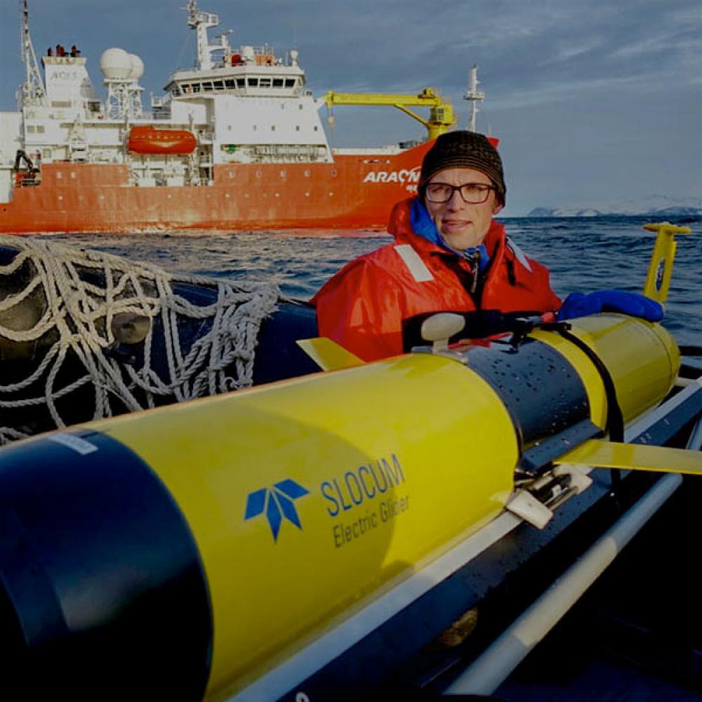 A ֱ researcher works with a submersible that monitors ocean temperatures